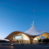 Modernes Gebäude von außen, Mischung aus Welle und Zipfelhut, Abendstimmung