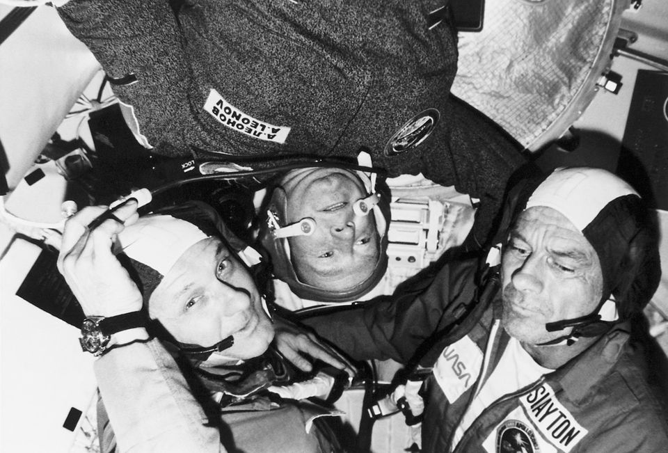 Bis 1969 war der Weltraum ein Schlachtfeld, auf dem die USA und die UdSSR ihren Konflikt austrugen. Danach wandelte er sich zu einem Ort, an dem Entspannung erprobt wurde. 1975 begegnen sich die beiden Nationen im Orbit, als die US-Astronauten Donald K. Slayton und Thomas P. Stafford auf den Kosmonauten Aleksey A. Leonov trafen