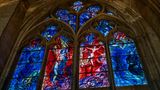 Beleuchtetes gotisches Kirchenfenster