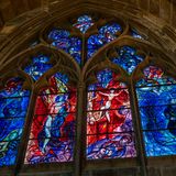 Beleuchtetes gotisches Kirchenfenster