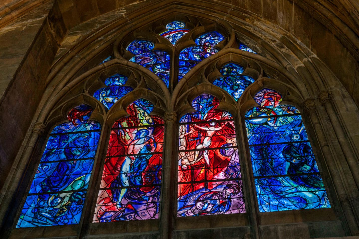 Beleuchtetes gotisches Kirchenfenster