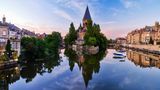 Kirche auf Insel spiegelt sich im Fluss