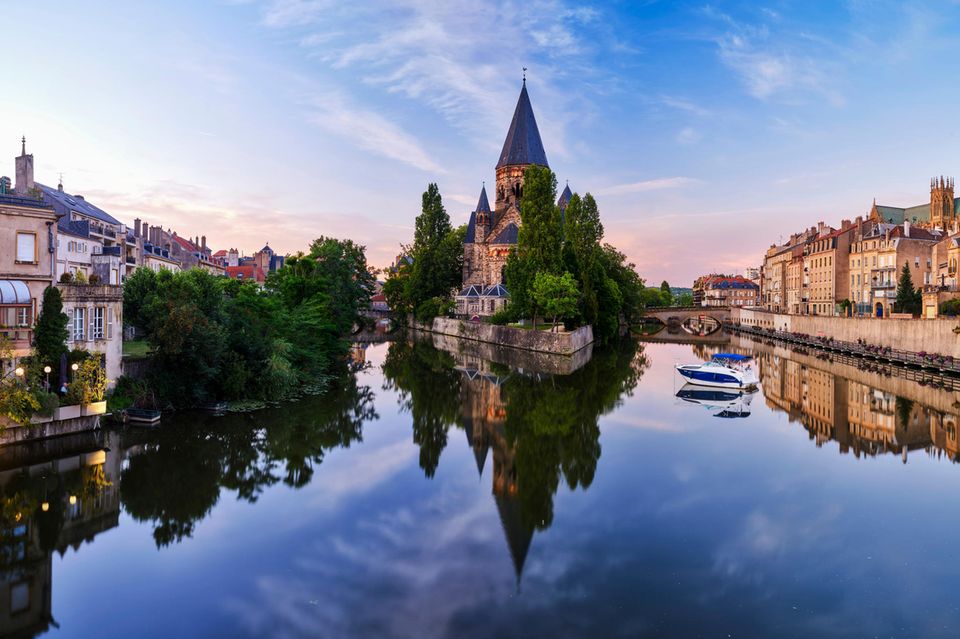 Kirche auf Insel spiegelt sich im Fluss 1.4713