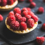 Himbeertörtchen auf einem Tisch