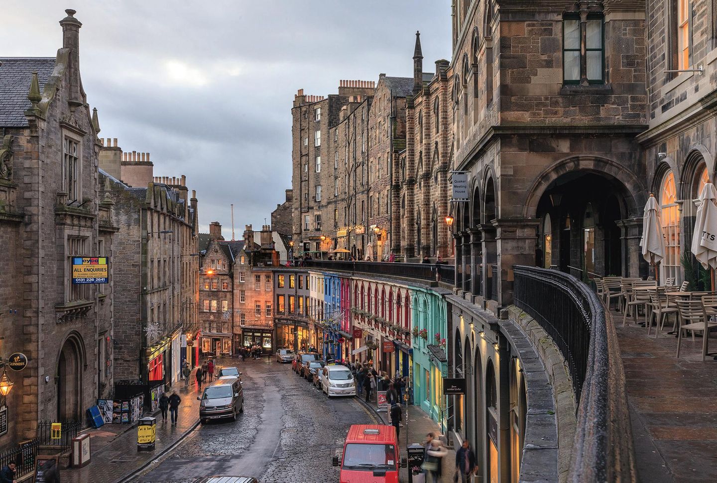 Vom Grassmarket in der historischen Altstadt von Edinburgh führt die von hohen Sandsteinfassaden eingerahmte Victoria Street hinauf zum Lawnmarket und Castle Hill. Auf halbem Weg befindet sich die Victoria Terrace, die einen einzigartigen Überblick über die kopfsteingepflasterte Straße mit ihren vielen kleinen Spezialgeschäften, Kiltmachern und Delikatessenläden bietet.