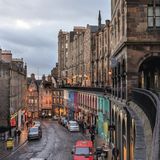 Vom Grassmarket in der historischen Altstadt von Edinburgh führt die von hohen Sandsteinfassaden eingerahmte Victoria Street hinauf zum Lawnmarket und Castle Hill. Auf halbem Weg befindet sich die Victoria Terrace, die einen einzigartigen Überblick über die kopfsteingepflasterte Straße mit ihren vielen kleinen Spezialgeschäften, Kiltmachern und Delikatessenläden bietet.