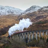 Zug fährt durch die Highlands