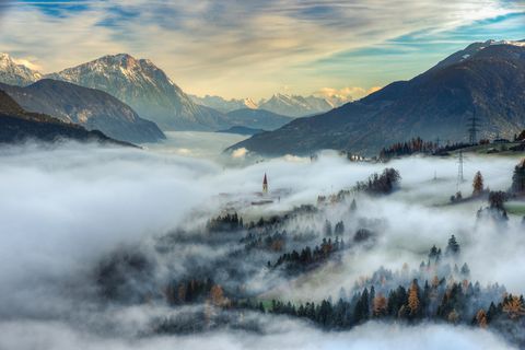 Talnebel, hier in Timmls, Österreich, bildet sich vor allem in den Herbst- und Wintermonaten
