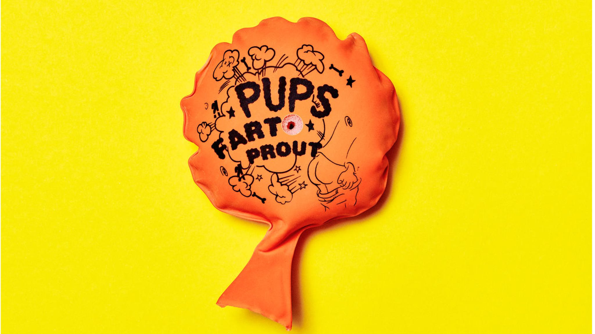 Ein Pups-Kissen auf gelbem Untergrund