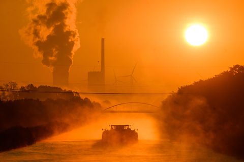 "Es ist lächerlich, sich noch am 1,5-Grad-Ziel orientieren zu wollen", so Mojib Latif vom Geomar Helmholtz-Zentrum für Ozeanforschung. Der CO2-Gehalt in der Atmosphäre steige immer schneller - und Land und Meer könnten künftig weniger davon aufnehmen