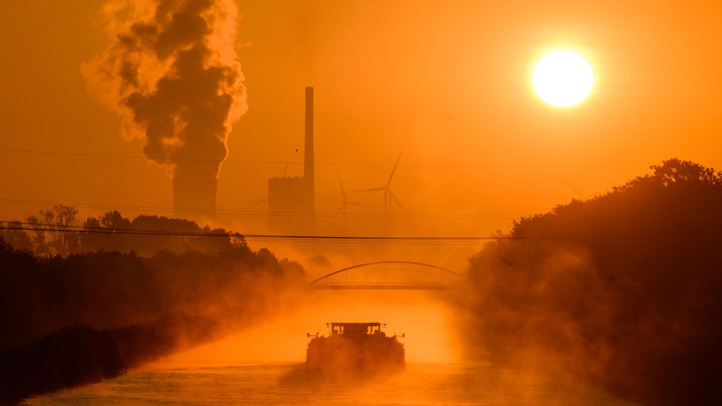 "Es ist lächerlich, sich noch am 1,5-Grad-Ziel orientieren zu wollen", so Mojib Latif vom Geomar Helmholtz-Zentrum für Ozeanforschung. Der CO2-Gehalt in der Atmosphäre steige immer schneller - und Land und Meer könnten künftig weniger davon aufnehmen