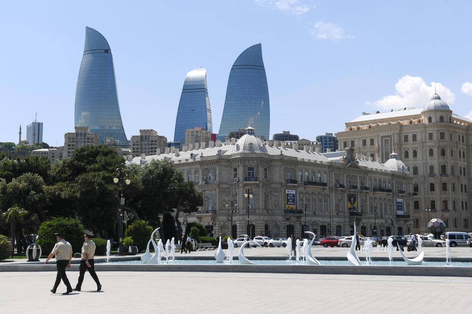Die drei Flame Towers sind das moderne Wahrzeichen von Baku, der Hauptstadt Aserbaidschans. An der Wahl des Veranstaltungsorts gab es seit der Bekanntgabe Kritik von NGOs. Denn Aserbaidschan ist zu einem großen Teil von fossilen Energien abhängig und plant sogar, seine Gasförderung auszubauen. Zudem unterdrückt die autokratische Regierung die Meinungsfreiheit, etwa durch willkürliche Festnahmen