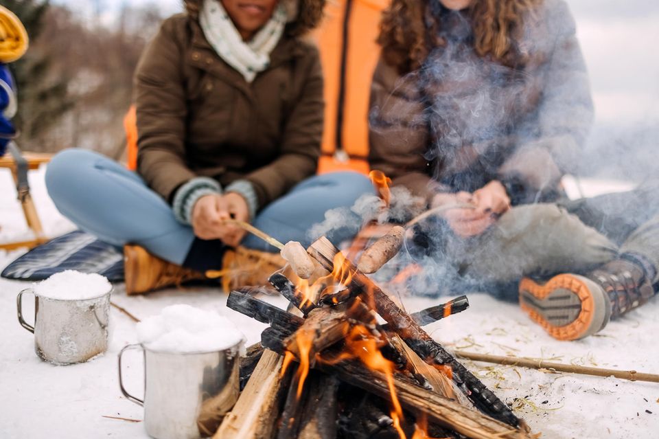 Zwei Frauen am Lagerfeuer