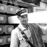 Eismann mit einem Eisblock auf seiner Schulter