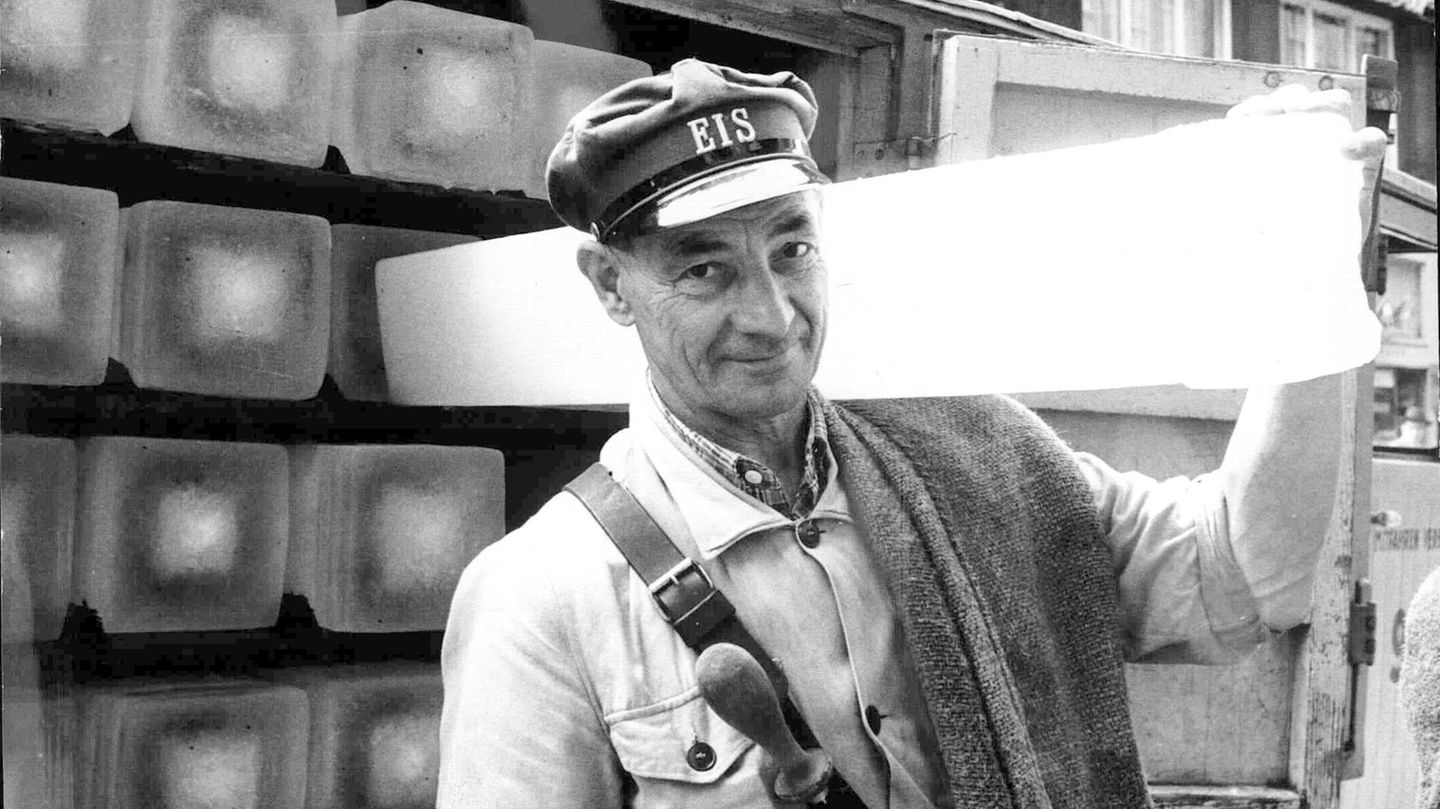 Abkühlung gefällig? Der Eismann Eismann mit einem Eisblock auf seiner Schulter