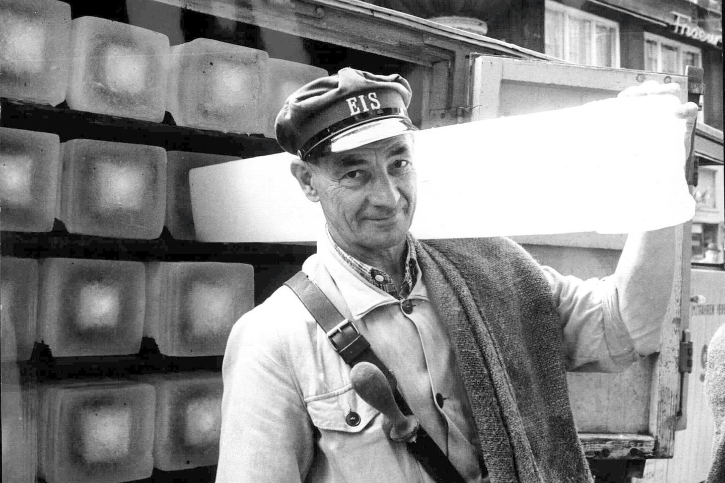 Eismann mit einem Eisblock auf seiner Schulter