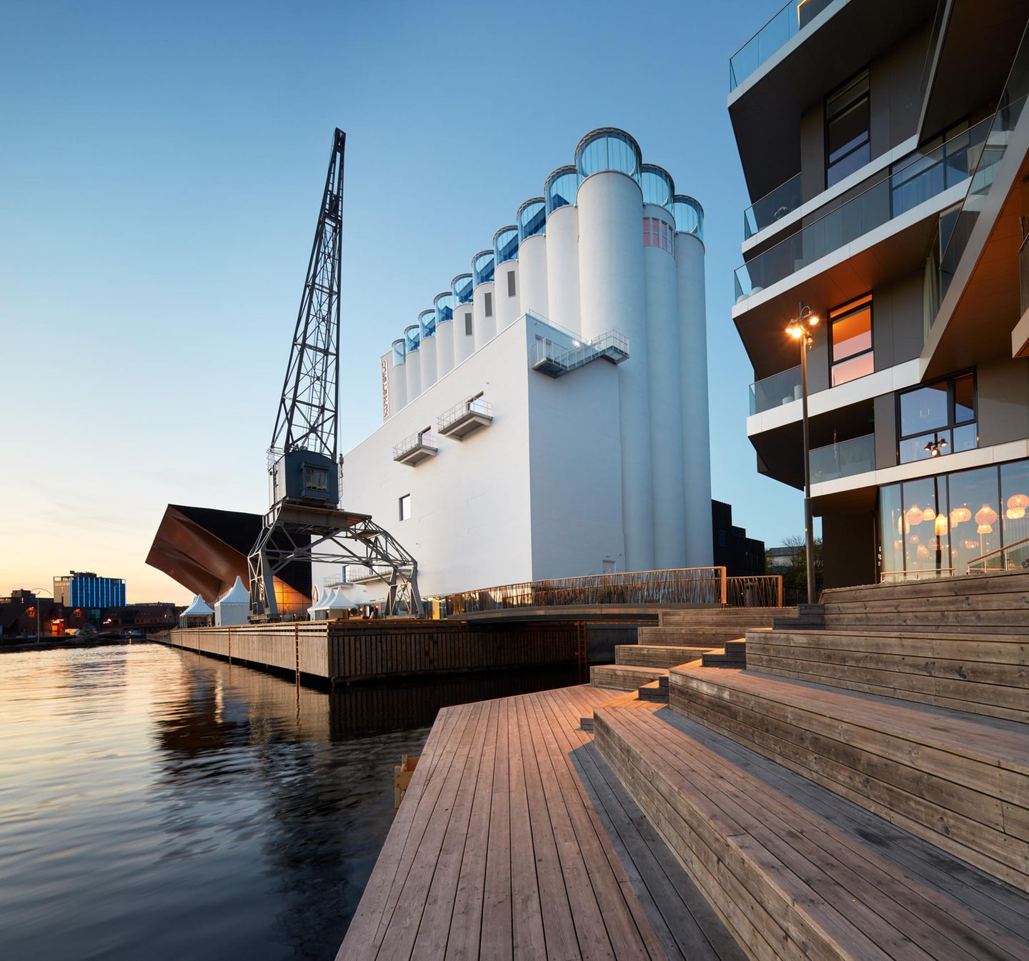 Moderne Architektur in der Sonne