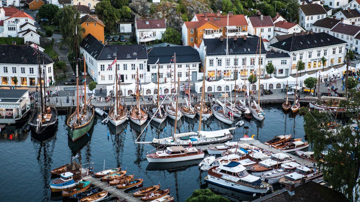Kunsthandwerk und Bootsausflüge in Risør Bucht mit Boten