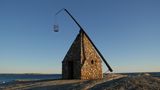 Steinturm mit Leuchte