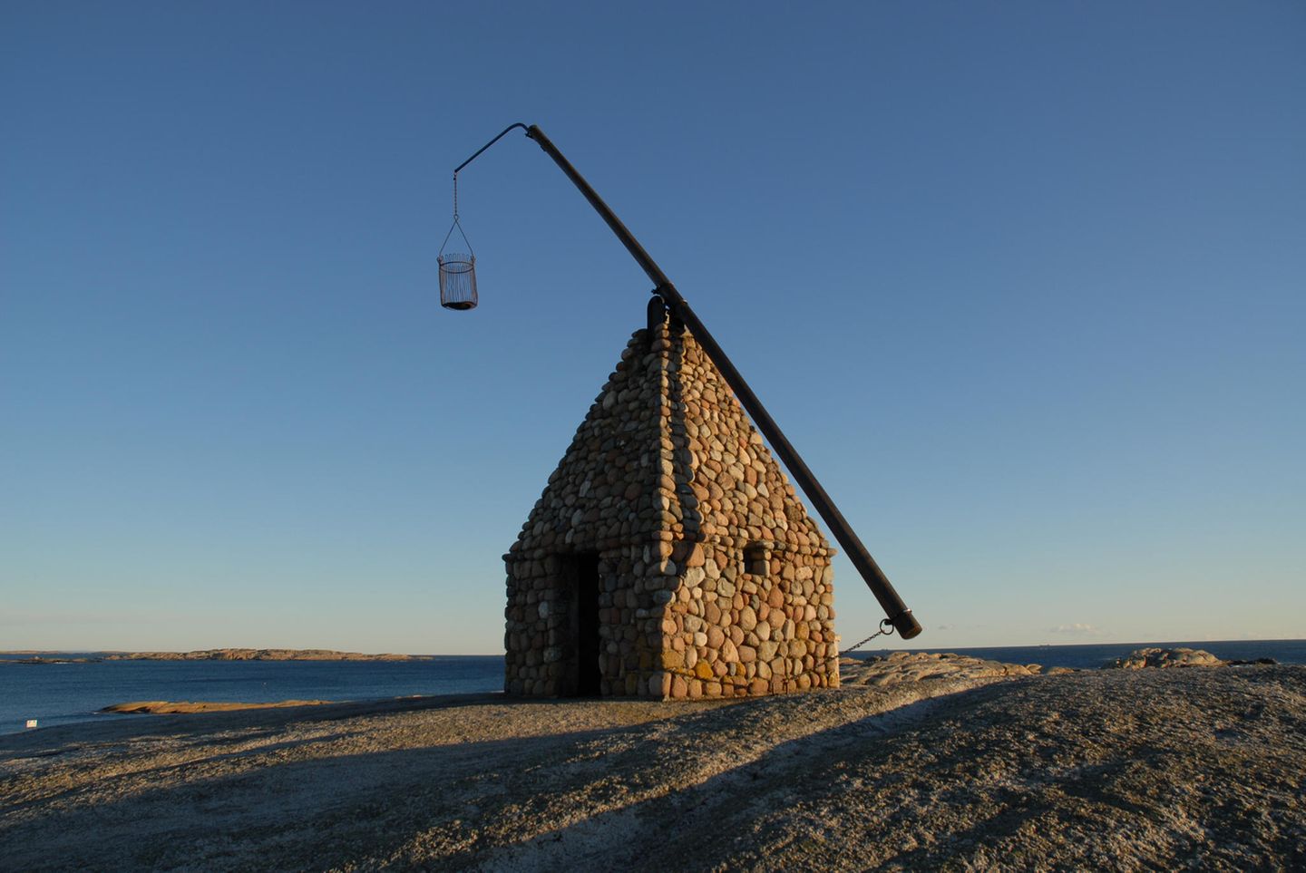 Steinturm mit Leuchte