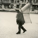 Mann trägt Badewanne auf Rücken