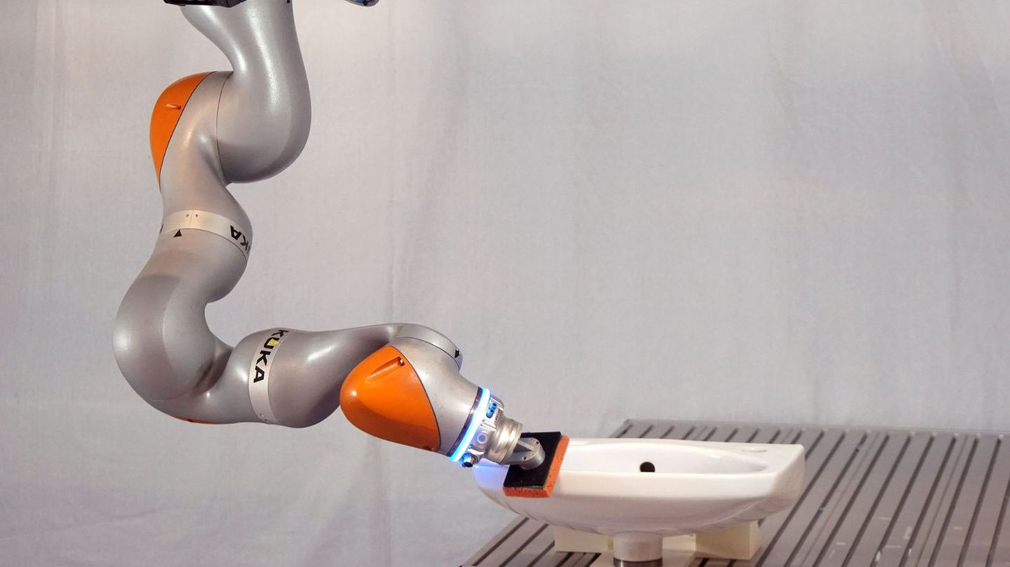 Mit seinen sieben Achsen ist der Roboter "KUKA LBR iiwa 14 R820" in der Lage, präzise Bewegungen auszuführen und Oberflächen zu bearbeiten