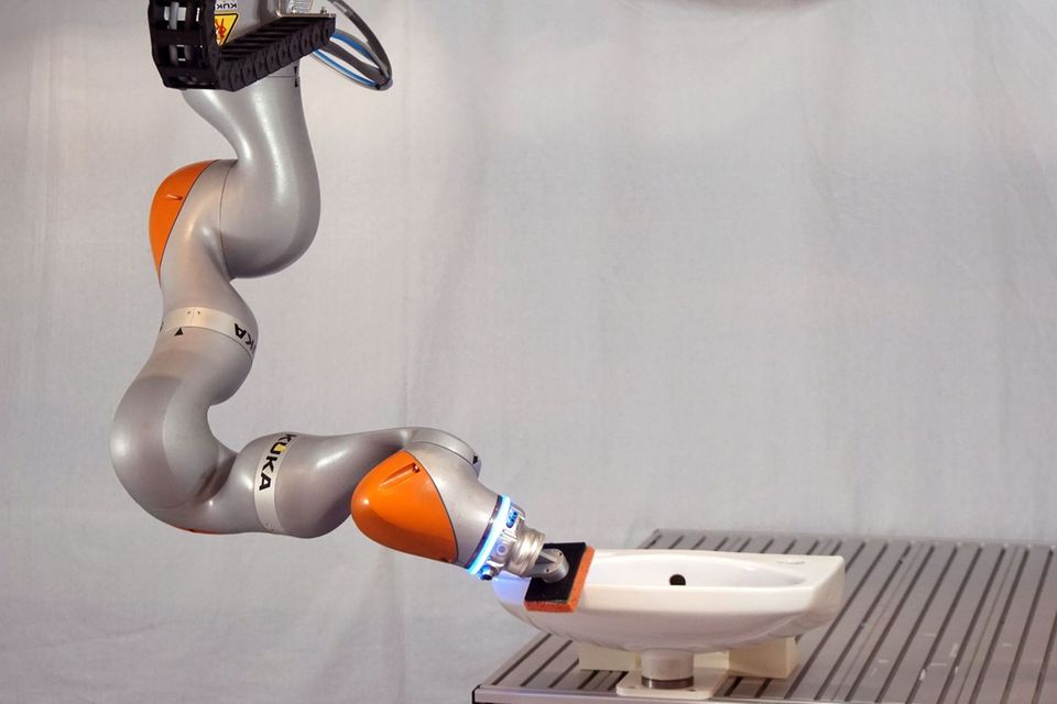 Mit seinen sieben Achsen ist der Roboter "KUKA LBR iiwa 14 R820" in der Lage, präzise Bewegungen auszuführen und Oberflächen zu bearbeiten