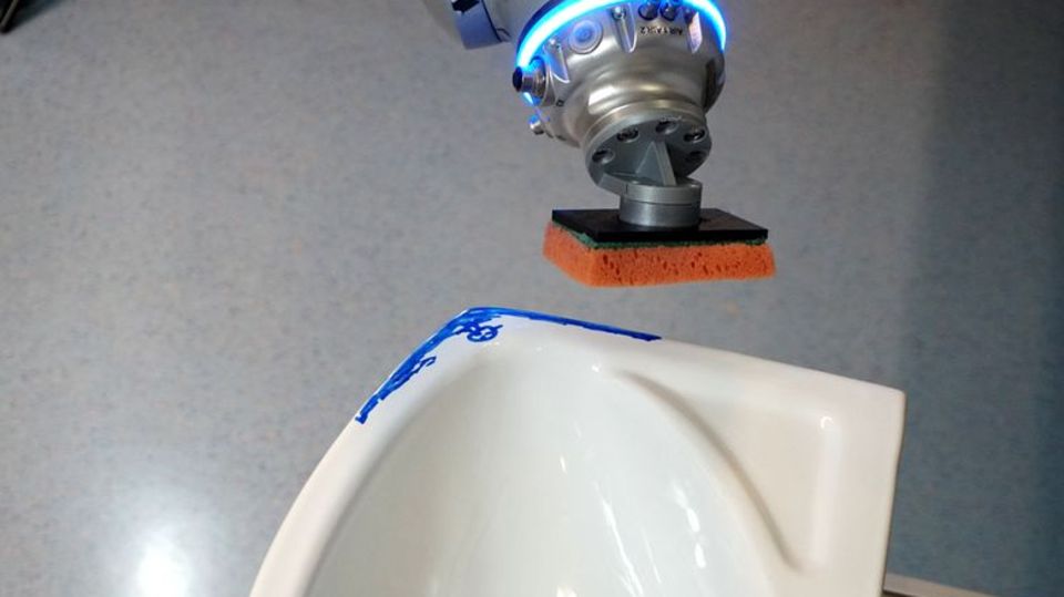 Das Forschungsteam ließ den Roboter an verschiedenen Stellen des Waschbeckens Farbe entfernen. Nur an einer Kante mussten sie die Aufgabe vorführen, den Rest konnte der Roboter dann selbst reinigen