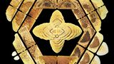 Aus symmetrisch befüllten Waben. Bienen bauen hängende Waben, mit sechseckigen Wachszellen auf beiden Seiten. In den winzigen Kammern lagern sie Honig oder Pollen ein und ziehen ihre Brut groß. Ein Forschungsteam um das Bienenlabor des Auburn University College zeigte nun, dass beide Seiten einer Wabe stets spiegelbildlich befüllt werden, im Bienenstock ebenso wie in wilden Nestern. Die Forschenden designten sogar Bienenstöcke, in denen zwei Kolonien jeweils nur eine Seite derselben Wabe anfliegen konnten. Trotzdem platzierten die Arbeiterinnen Brut, Honig, Pollen und leere Zellen spiegelbildlich – ganz so, als wüssten sie, wie sich die unsichtbaren Nachbarn einrichten. Den entscheidenden Impuls gibt offenbar die Wärmeverteilung im Stock. Dank der Symmetrie herrschen stabilere Temperaturen, und die Bienen können mehr Nachwuchs großziehen. In der Bildmontage stehen jeweils Aufnahmen gegenüberliegender Wabenseiten zusammen; die Farbe der Zellen ergibt sich aus ihrem Inhalt.  KW 45