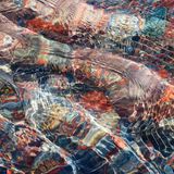 Fotografie zeigt die Wasseroberfläche eines kleinen Bachs