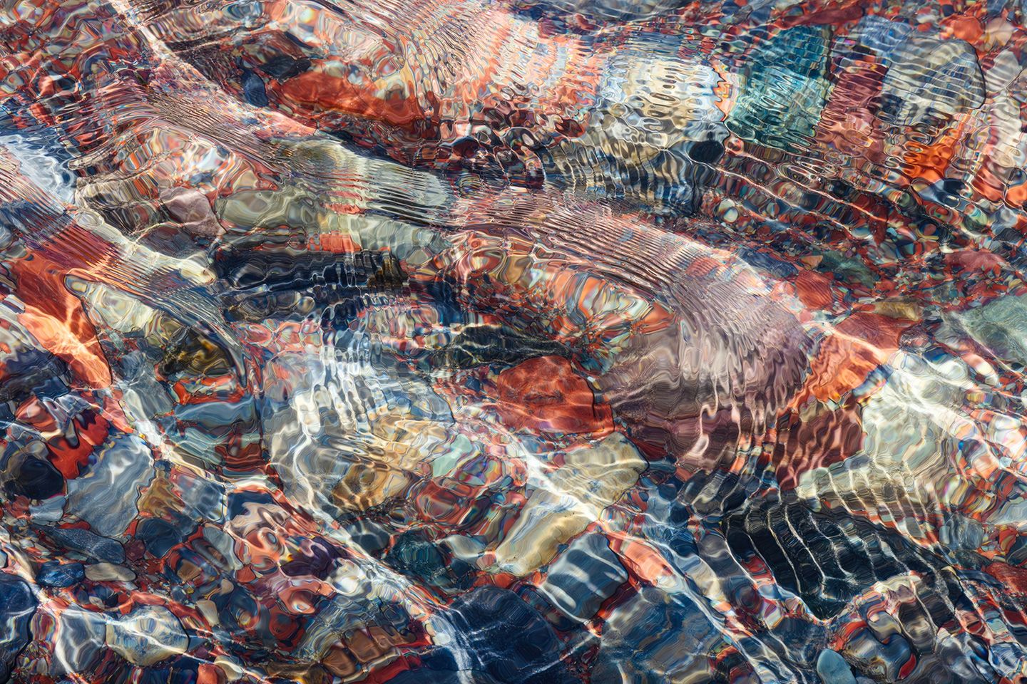 Fotografie zeigt die Wasseroberfläche eines kleinen Bachs