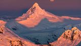 Vollmond über schneebedeckten Bergen