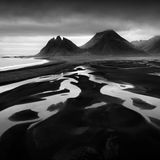 Schwarz-weiß Fotografie zeigt Strand vor dem Berg Vestrahorn in Island