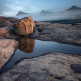 Arktislandschaft mit Pfütze im Vordergrund
