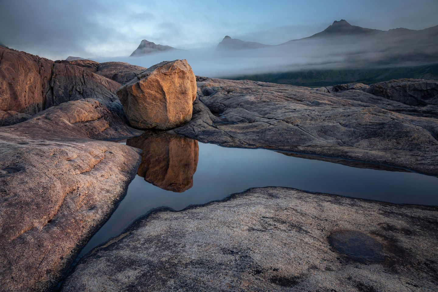 Arktislandschaft mit Pfütze im Vordergrund