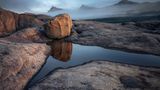Arktislandschaft mit Pfütze im Vordergrund