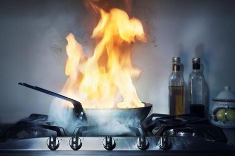 Ein Fettbrand  in einer Pfanne auf einem Gasherd