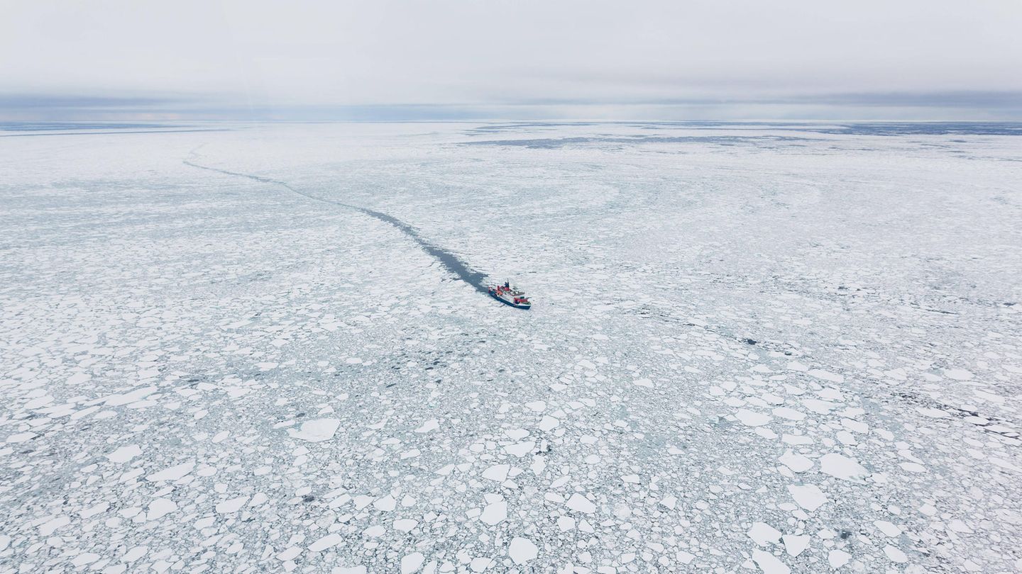Forschungsschiff Polarstern im arktischen Eis