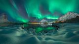 Green Storm  Geisterhaft-grünlich schimmernde Nordlichter streifen durch den Nachthimmel zwischen schneebedeckten Bergen und wilden Stränden in Norwegen. Nach sieben Tagen in der Kälte der vereisten Inseln nahe Tromsø, gelang dem Fotografen Diego Manrique diese beeindruckende Panoramaaufnahme einer Aurora borealis. Das Warten hat sich gelohnt: Für seine Aufnahme der Polarlichter erhielt er den ersten Preis in der Kategorie "Amateur Photograph des Jahres". 