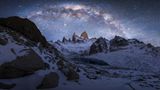 Wilderness  Der aus Hong Kong stammende Fotograf Kelvin Yuen wurde noch zwei weitere Male ausgezeichnet. Für diese Aufnahme wartete er über einen Monat in Patagonien auf die idealen Wetterbedingungen. Nachdem er zwei eisige Nächte inmitten eines Schneesturms bei unter -20° Celsius im Freien verbracht hatte, war der Blick in den Himmel plötzlich frei. Zur Belohnung für seine Strapazen funkelten die Sterne der Milchstraße nun in voller Pracht über dem Fitz Roy, einem 3406 Meter hohen Berg, inmitten der Winterlandschaft des argentinischen Nationalparks Los Glaciares – und sicherten ihm zusätzlich den dritten Platz in der Kategorie "Nature/Landscape". 
