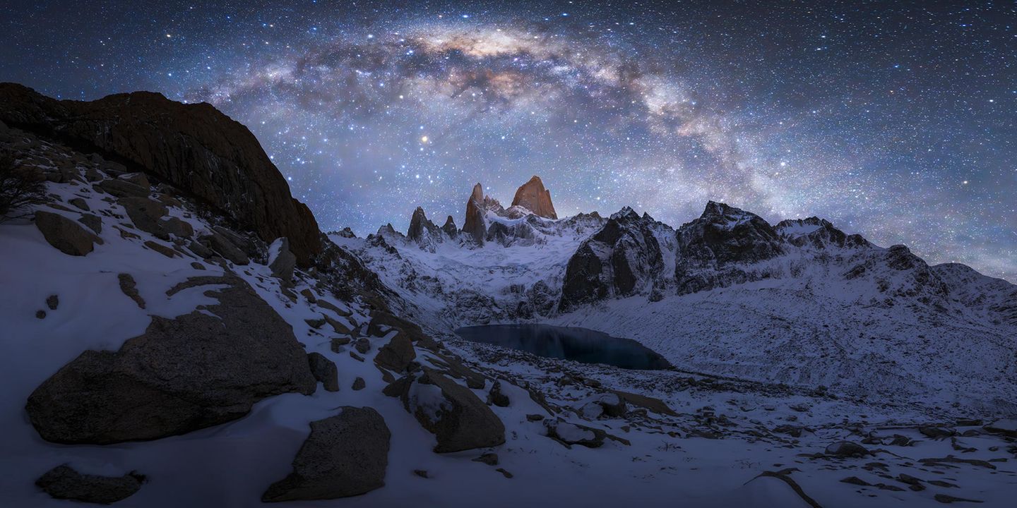Wilderness  Der aus Hong Kong stammende Fotograf Kelvin Yuen wurde noch zwei weitere Male ausgezeichnet. Für diese Aufnahme wartete er über einen Monat in Patagonien auf die idealen Wetterbedingungen. Nachdem er zwei eisige Nächte inmitten eines Schneesturms bei unter -20° Celsius im Freien verbracht hatte, war der Blick in den Himmel plötzlich frei. Zur Belohnung für seine Strapazen funkelten die Sterne der Milchstraße nun in voller Pracht über dem Fitz Roy, einem 3406 Meter hohen Berg, inmitten der Winterlandschaft des argentinischen Nationalparks Los Glaciares – und sicherten ihm zusätzlich den dritten Platz in der Kategorie "Nature/Landscape". 