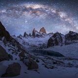 Wilderness  Der aus Hong Kong stammende Fotograf Kelvin Yuen wurde noch zwei weitere Male ausgezeichnet. Für diese Aufnahme wartete er über einen Monat in Patagonien auf die idealen Wetterbedingungen. Nachdem er zwei eisige Nächte inmitten eines Schneesturms bei unter -20° Celsius im Freien verbracht hatte, war der Blick in den Himmel plötzlich frei. Zur Belohnung für seine Strapazen funkelten die Sterne der Milchstraße nun in voller Pracht über dem Fitz Roy, einem 3406 Meter hohen Berg, inmitten der Winterlandschaft des argentinischen Nationalparks Los Glaciares – und sicherten ihm zusätzlich den dritten Platz in der Kategorie "Nature/Landscape". 