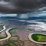 Storm Dump  Wie eine Schlange windet sich der Kings-River durch die Ebenen von Kimberley, einem Bundesstaat in Westaustralien. Im Hintergrund entladen sich bedrohliche Regenwolken. Während der Monsunzeit von Oktober bis April erwacht die ansonsten trockene Landschaft zum Leben und es kommt zu sintflutartigen Regenfällen. Der Fotograf Tom Putt hat diesen besonderen Moment während eines Helikopterflugs festgehalten und wurde dafür mit dem "Curator's Award" des diesjährigen Epson International Pano Awards ausgezeichnet. 