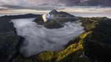 The Volcanoes Theatre  Bei Sonnenaufgang wabern Nebelschwaden träge im Krater des Vulkans Bromo auf der indonesischen Insel Java. Als einer der aktivsten Vulkane auf Java ist der 2329 Meter hohe Berg ein beliebtes Touristenziel im Nationalpark Bromo-Tengger-Semeru. Die Fotografin Fikri Muharom gewann mit ihrer 180°-Drohnenaufnahme der Vulkankette den ersten Preis in der Kategorie "Southeast Asia Open Photographer of the Year". 
