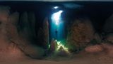 Cave Diver  Der Fotograf Marcio Cabral fängt mit seiner Kamera einen sehr flüchtigen Moment ein: Ein Sonnenstrahl umhüllt sekundenkurz einen Taucher, in der Tiefe eines kristallklaren Sees am Grund der Abismo Anhumas, einer versteckten Höhle im brasilianischen Bonito. Dieses immersive Panorama ist ein Ausschnitt einer 360° Aufnahme und das Gewinnerbild in der Kategorie "VR/360".    