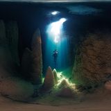Cave Diver  Der Fotograf Marcio Cabral fängt mit seiner Kamera einen sehr flüchtigen Moment ein: Ein Sonnenstrahl umhüllt sekundenkurz einen Taucher, in der Tiefe eines kristallklaren Sees am Grund der Abismo Anhumas, einer versteckten Höhle im brasilianischen Bonito. Dieses immersive Panorama ist ein Ausschnitt einer 360° Aufnahme und das Gewinnerbild in der Kategorie "VR/360".    