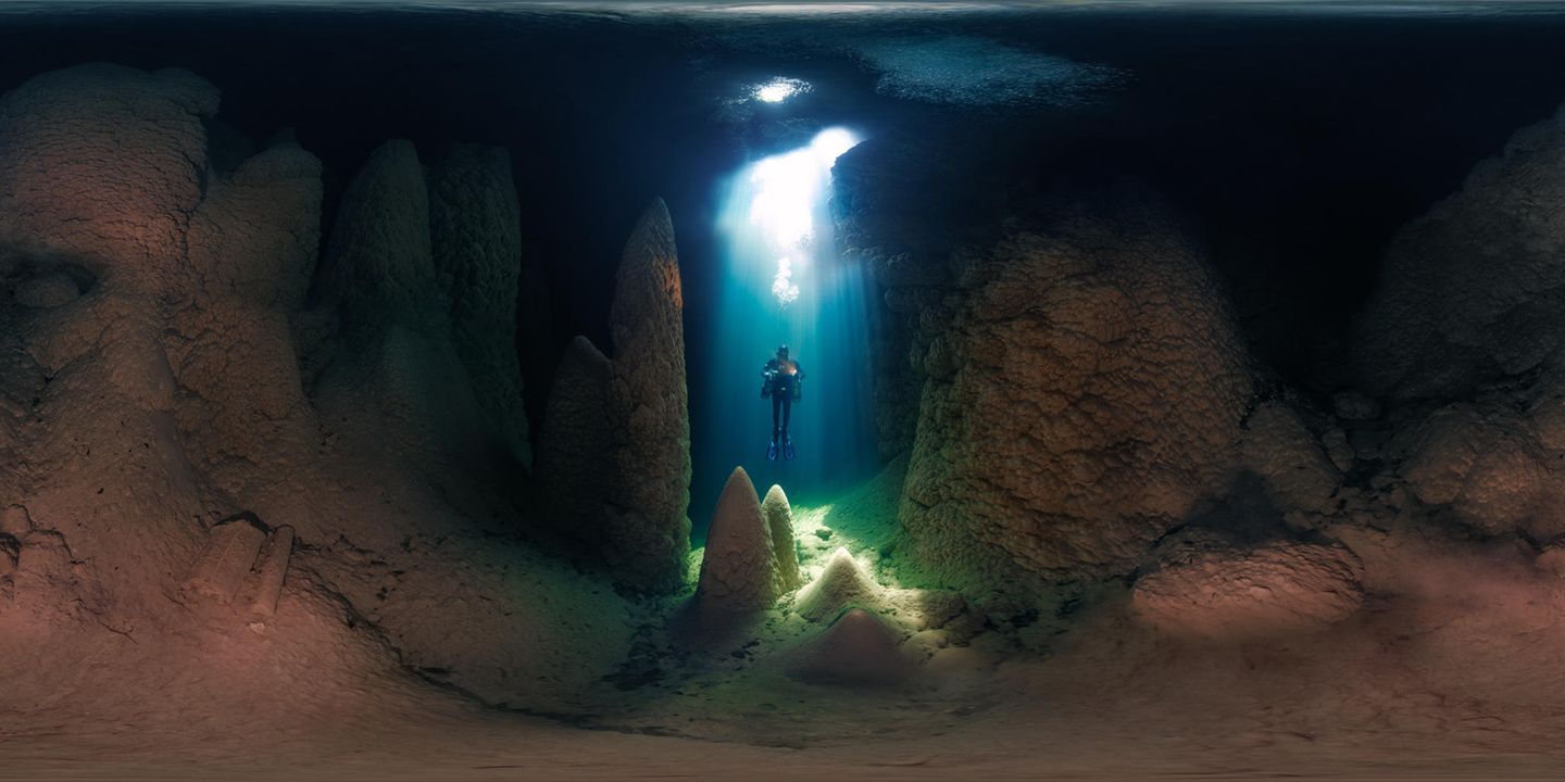 Cave Diver  Der Fotograf Marcio Cabral fängt mit seiner Kamera einen sehr flüchtigen Moment ein: Ein Sonnenstrahl umhüllt sekundenkurz einen Taucher, in der Tiefe eines kristallklaren Sees am Grund der Abismo Anhumas, einer versteckten Höhle im brasilianischen Bonito. Dieses immersive Panorama ist ein Ausschnitt einer 360° Aufnahme und das Gewinnerbild in der Kategorie "VR/360".    