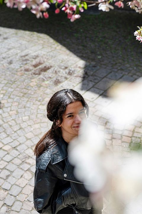 Sawsan Alomar in ihrem neuen Leben in Thübingen (links) und beim letzten Blick auf Shingal (rechts). Als sie 16 Jahre alt war, zerstörte der IS ihre Heimatstadt und nahm sie gefangen