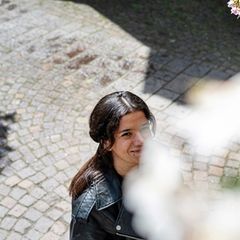 Sawsan Alomar in ihrem neuen Leben in Thübingen (links) und beim letzten Blick auf Shingal (rechts). Als sie 16 Jahre alt war, zerstörte der IS ihre Heimatstadt und nahm sie gefangen