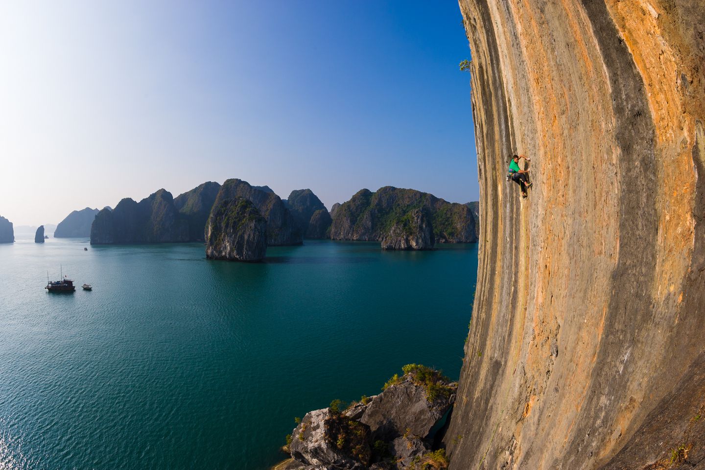 Mitten in der Halong Bucht: "The Face" Mann klettert an steiler Kalkwand
